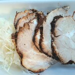 肉のタカオ - 付け合わせの千切りキャベツとともにスライスされた焼き豚さんが入ってました。