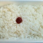 肉のタカオ - ご飯はちょっとカタメな仕上がり。カリカリ系な梅干しに種あるも、うまく種だけ出せず....