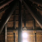 蕎舎 - 藁縄で縛った屋根裏！