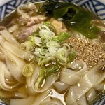 北の富士本店 櫻屋 - 具材は鶏肉とワカメ