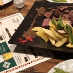 Bistro TATSU - 定番のステーキにちょこんとバスキア。