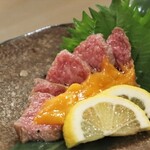 大衆酒場 サカラバ 天満店 - ◆牛肉のタタキ～ウニ味噌がけ～ 750円