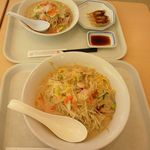 リンガーハット イトーヨーカドー国領店 - ちゃんぽん麺増量2玉　550円（手前）ランチセット490円の対比。