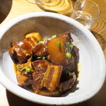 shala - 皮付三枚肉の角煮（￥1100）。ウイキョウの風味を効かせ、トロトロに煮込まれている。中国料理の技法が光る