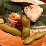 銀座 しのはら - 笹巻きにした鱧寿司、鴨ロースを藁で燻したもの、紹興酒に漬けた枝豆、赤ワインで炊いた山桃