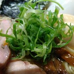 麺処 ほん田 - シャキッと美味いスパイラルカットの青ネギ