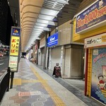 中華そばムタヒロ - 駅の道向かいの歩道。ここの右手に細い路地があります。