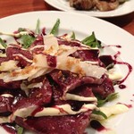 ビストロ カルネジーオ - 馬肉のカルパッチョ＆ミックスもつの塩焼き