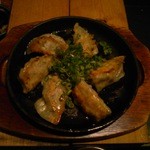 Sanchoku Kaisen Izakaya Kingyo - 自家製鉄板ギョーザ