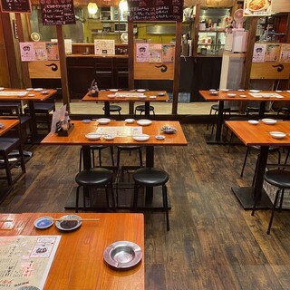 テーブル6名様×3
      広々とした店内は、大人数での宴会にもぴったり！