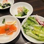 Esukaiyakurabu - スモークサーモン、シーザーサラダ、海老と青菜の塩炒め