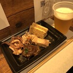 麹町いづみや しろ - 生ビール、[おつまみ：5品]烏賊の柚子胡椒和え、鮫鰈煮つけ、あん肝クリームチーズ、鰤かま煮つけ、りゅうきゅう