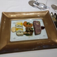 シェ・イノ - フォアグラ 鴨胸肉 テリーヌ
                    コンソメとポートワインのソース
                    、穴子 ホタテ貝 テリーヌ
                    雲丹のソーテルヌソース