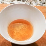 隼 - 上湯麺：親鳥、豚の赤身肉、金華ハムの上湯に香港細麺