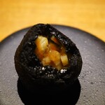 隼 - 漆黒：バフンウニ、鷄腿肉、海老、イブリガッコの竹炭餅