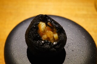 Toshi - 漆黒：バフンウニ、鷄腿肉、海老、イブリガッコの竹炭餅
