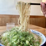 中華蕎麦 春馬 - 中太ちぢれ麺をリフトUP⤴️