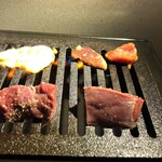 大衆ホルモン肉力屋 - 明るく照らされるので、生焼けの心配もなし！