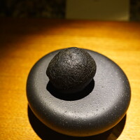 隼 - 漆黒：バフンウニ、鷄腿肉、海老、イブリガッコの竹炭餅