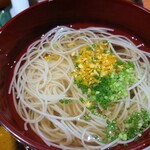 鮨匠 のむら - ⑫《厚生省「現代の名工」に選ばれ、黄綬褒章も受賞した陣川利男氏が作る》手延べ素麺(長崎県島原産、2年熟成)、削り蜜柑皮、鯖節(鹿児島県屋久島産)の出汁
      鯖節が濃厚な旨みを醸し出しています