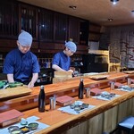 Sushisho Nomura - 民芸風の色使いの店内、カウンター8席のみ
      店内にはジャズやロックが流れて高級鮨屋にしては異色な雰囲気です！(笑)