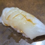 鮨匠 のむら - ⑯目一鯛(鹿児島県開聞岳沖産、2日寝かせ)
      産卵は夏～秋、旬は夏～冬
      外見は色の薄く縞模様の残った黒鯛みたい
      モチモチとした食感が独特の南方系の白身魚
      脂がのった旨み&甘みが特徴で鮨にも合います