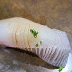 鮨匠 のむら - ㉑縞鯵(鹿児島県開聞岳沖産、1.8kg、2日寝かせ)
      産卵は秋～冬、旬は夏～秋
      20kg弱まで成長、美味しいのは3kgくらい迄
      美しい脂の入り方、旨み&甘みが素晴らしく、スッキリとした後味が軽やかです
