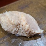 鮨匠 のむら - ㉚蒸し真穴子(長崎県対馬列島産)
      産卵は春～夏、旬は夏～秋、寿命は3年~7年
      オリジナル出汁醤油で1時間煮てから蒸したふわふわな真穴子、加熱による脂の活性化とサッパリ感を両立した美味しさ！