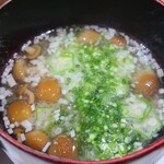 鮨匠 のむら - ㉘お味噌汁(なめ茸と榎茸、豆腐&山芋入り)
      飲んで食べてですが、お味噌汁を頂くといつもホッとします
      とは言え具材たっぷりで食べ応えもバッチリ