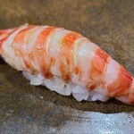 鮨匠 のむら - ⑲車海老(鹿児島県産)
      産卵は初夏～初秋、旬は初夏～初秋、寿命1年
      天然は朱色のドットに濁りがありません
      アツアツの茹で立てその場で剥いて握って下さいますので、濃厚な旨みと甘さが際立ちます