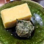 鮨匠 のむら - ②飛び魚の薩摩揚げ(鹿児島県屋久島産)
      出汁にも使われる飛び魚の擂り身100%、味わいが深く濃く絶品
      ③出汁巻き玉子
      厚焼きはやや甘口で程よいシットリ感
      お鮨屋さんで最初に玉子が出るお店は凄く珍しい