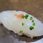鮨匠 のむら - ⑮スジアラ(鹿児島県開聞岳沖産、2kg、5日寝かせ)
      産卵は春～夏、旬は通年美味しい
      沖縄三大美味魚の筆頭のアカジン
      南方系のハタなので身は柔らかめですが、独特な旨みと甘みがあります