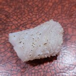 鮨匠 のむら - ⑦炙り九絵【腹身】(鹿児島県坊津、4.4kg、4日寝かせ)
      ハタ系の腹身は脂の蓄積され、炙ると活性化してます
      個体の状態が良いので臭みゼロで濃厚な白身魚の脂の旨みを楽しみます