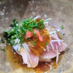 鮨匠 のむら - ⑬歯鰹(鹿児島県開聞岳沖産、2.8kg、3日寝かせ)のタタキ
      産卵は夏、旬は秋～冬
      鰹と歯鰹は別の魚で習性が異なり、その身も薄い桃色で、本来の味わいはサッパリ
      脂のりが良くタタキなのに味わいは濃いめ♪