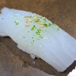 鮨匠 のむら - ⑭障泥烏賊(鹿児島県開聞岳沖産、5日寝かせ)、胡麻&削りカボス皮掛け
      産卵は春～初夏、旬は春～夏、寿命1年
      モチモチとした食感で甘みも強い
      寝かせにより軟らかく仕上がり、旨みと甘みが引き出されています
