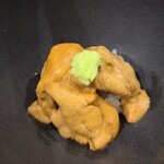 鮨匠 のむら - ⑪赤雲丹(佐賀県唐津産)のマイクロ丼
      産卵は初秋～晩秋、旬は初夏～晩夏
      透明感のある上品な甘みが特徴、最初は舌の上に5秒ホールドしてゆっくり味わい、口の中で拡散する甘みを存分に堪能