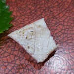 鮨匠 のむら - ⑨炙り勘八幼魚【汐っ子】【腹身】(鹿児島県開聞岳沖産、2.5kg、2日寝かせ)
      炙りで提供されたのは初めてかも
      青物らしい薫りの拡がりと共に旨みが押し寄せます