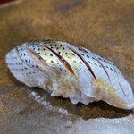 鮨匠 のむら - ⑳中墨【小鰭の大きいもの、鮗の手前】(鹿児島県産)
      産卵は春。旬はそれぞれ、新子は初夏、小鰭と中墨は夏、鮗は晩秋～晩冬、寿命は3年
      〆の塩梅が良く、薫りが良いです
      脂も適度にのって美味しい