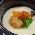 鮨匠 のむら - ⑰茶碗蒸し(餅&薩摩芋&椎茸入り)赤雲丹&解し筋子載せ
      赤雲丹と瞬間冷凍した筋子のイクラが載った贅沢仕様、トロトロな出汁茶碗蒸しウマウマです