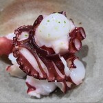 鮨匠 のむら - ⑥茹で真蛸(鹿児島県開聞岳沖産、雌、800g)
      産卵は初夏～初秋、旬はほぼ通年、寿命1~2年
      とりあえず何も付けず一口、「旨い！」
      旨味が濃厚で自然な甘さが拡がります
      梅山葵、酢味噌がオススメ