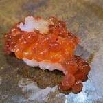 鮨匠 のむら - ㉖筋子(北海道産)
      昨年の筋子を業務用の冷凍庫で-60℃で瞬間冷凍
      元々は接岸する前の沖合い白鮭の筋子をのむらオリジナル醤油で漬けてます
      お客さんからのリクエストが多いため通年出しているそう