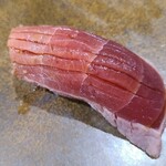 鮨匠 のむら - ㉗本鮪赤身(長崎県五島列島産、85kg)湯霜漬け
      日本近海本鮪の産卵は春～夏、旬は初秋～冬
      赤身ですがサシが入る中トロに近い部分
      夏らしく脂が軽やかでスッキリした旨みとほのかな酸味があります