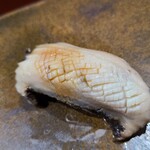 鮨匠 のむら - ㉕焚き黒鮑(佐賀県唐津産)
      産卵は秋～冬、旬は初夏～夏
      6時間、大根を摺り卸した煮汁と日本酒で焚き込んだ黒鮑は、軟らかくも弾力があり、磯の香りと旨みが拡がります