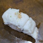 鮨匠 のむら - ㉙蒸し太刀魚(鹿児島県開聞岳沖産)
      産卵期は海水温により春～秋、旬はほぼ通年
      蒸し焼きで脂分を落として、カボス果汁でさっぱりとした味わいにまとめてあります