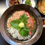 ぼら納屋 - ネギトロわさび丼　ネギトロ、しらすに本わさびのせたお手軽メニュー