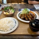 キッチン あずま - ︎⭐︎  厚切トンテキ定食　 税込 １,０００ 円
      ⭐︎  グリーンサラダ   税込　  ２８０ 円