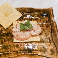 ISSEI YUASA - ピアディーナ：豚の背脂の塩漬けをペーストしオリーブオイルを小麦粉に混ぜて焼いたもの炭焼き平貝を挟んでハリッサとクミンのソースを少しだけ
