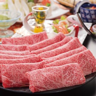 涮锅、寿喜涮火锅、日式牛肉火锅等应季菜肴和严选牛排。