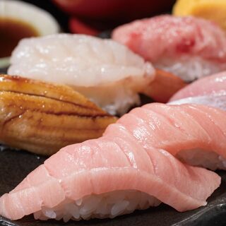 寿司和海鲜的味道正宗，衬托出食材的自然风味