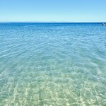 ぐゎらん洞 - お！　近場でも、中々の透明度ぢゃないですかッ✨️そして波はゼロ……日本海の荒海とかよく言われますが、夏はいつもこんなです⸜(๑‘ᵕ‘๑)⸝*    【日和浜海水浴場】